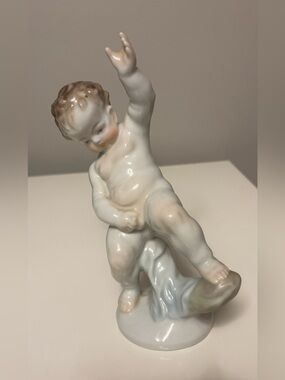 Vintage Herend Porcelain Peeing Boy Figurine in White and Beige